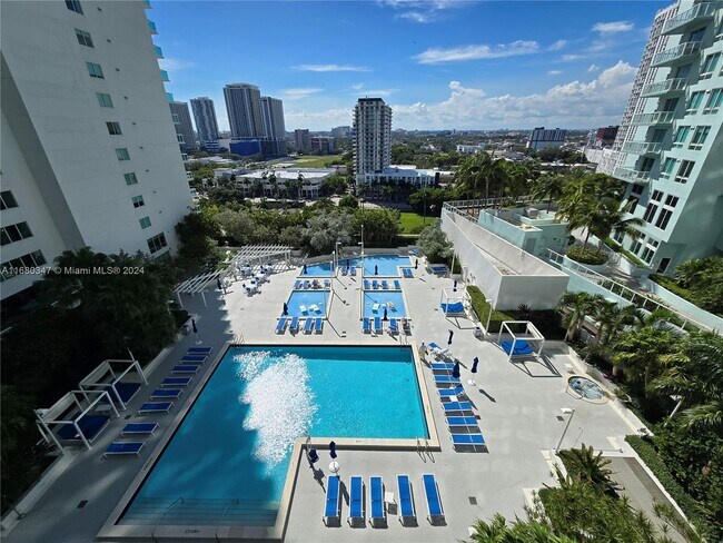 Building Photo - 1800 N Bayshore Dr