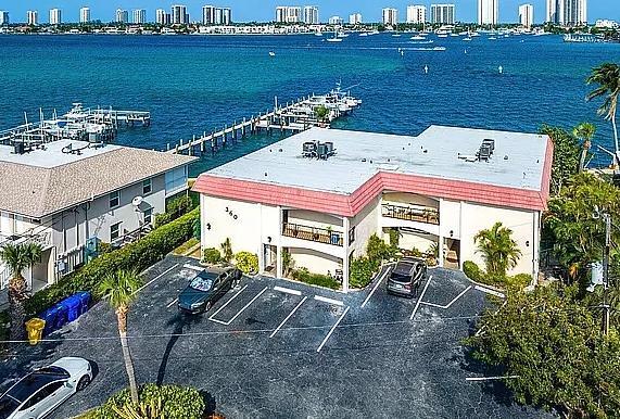 Foto del edificio - 360 Wilma Cir