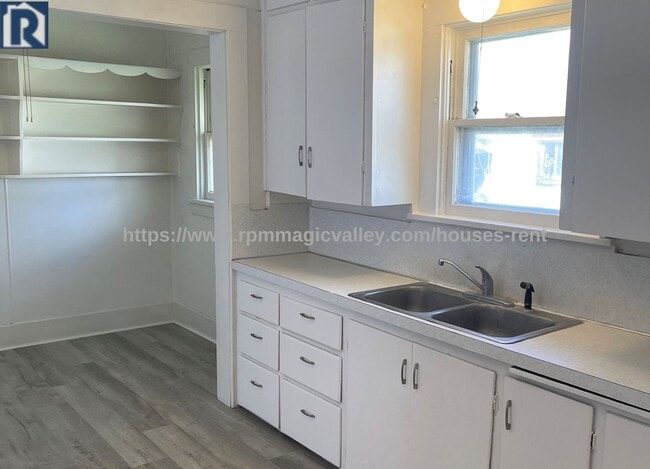 Building Photo - Lovely 3 Bedroom 1 Bath house with Garage ...