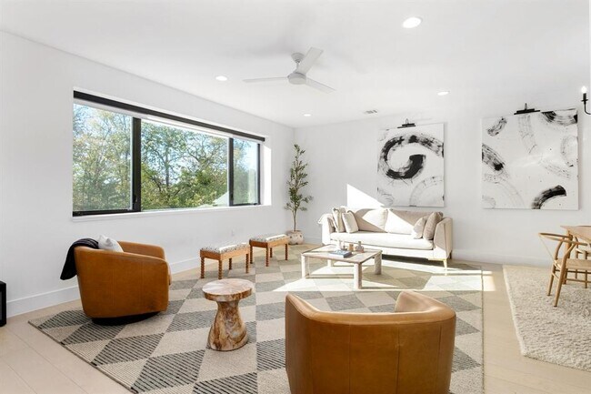 Foto del edificio - 3406 E 17th St