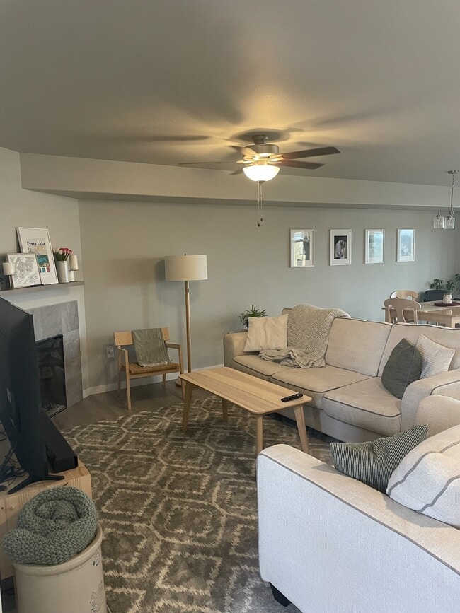 Building Photo - 955 Aiden St