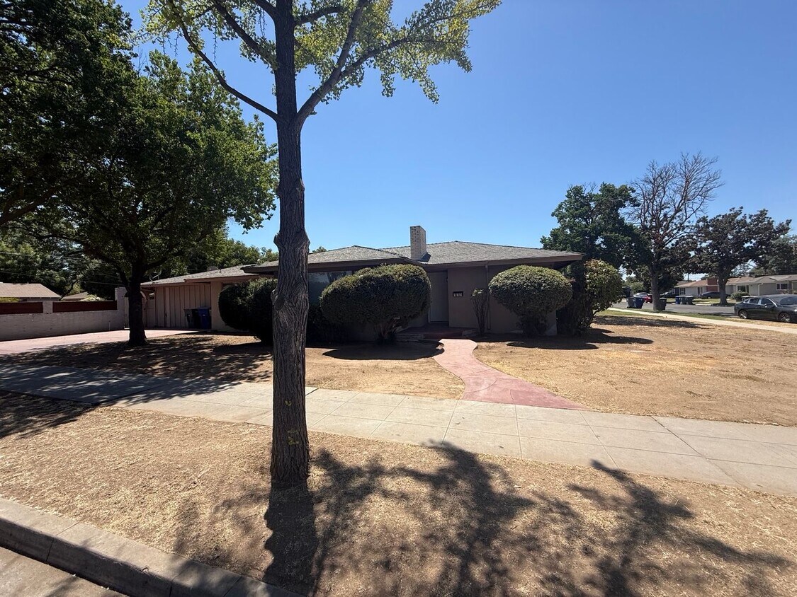 Primary Photo - APPLY NOW!! 4 BEDROOM HOME!!