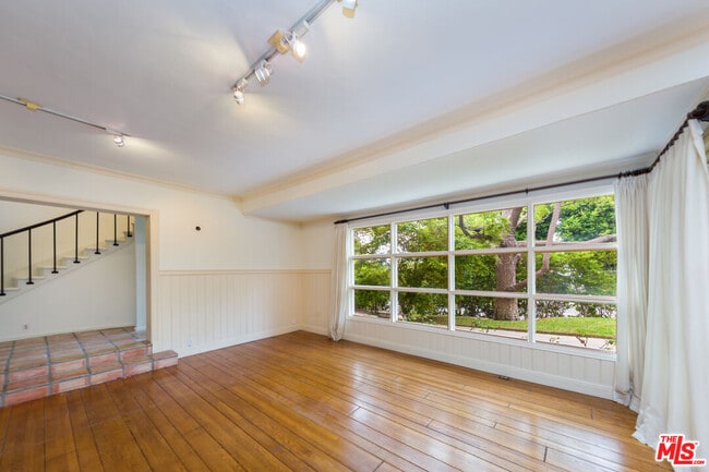 Building Photo - 1290 Sunset Plaza Dr