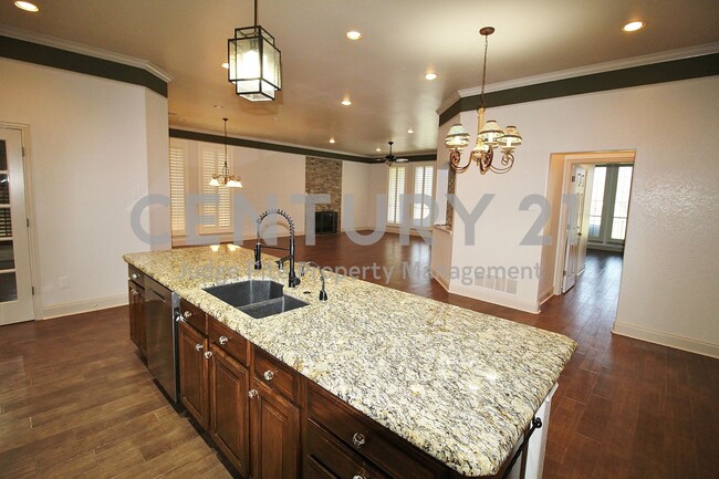 Building Photo - Gorgeous 2-story 3/3/2 in Golf Course Comm...