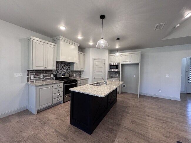 Foto del edificio - Stunning 4-Bed Home with Cozy Fireplace!