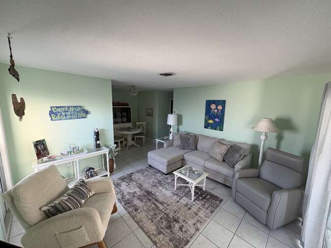 Building Photo - 1205 Tarpon Center Dr