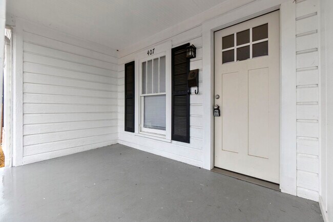 Building Photo - 407 E 17th St