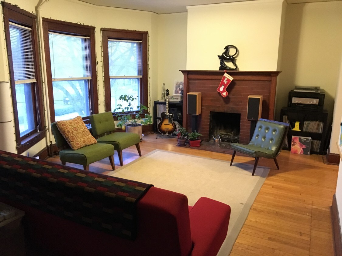 Primary Photo - 939 E Gorham St
