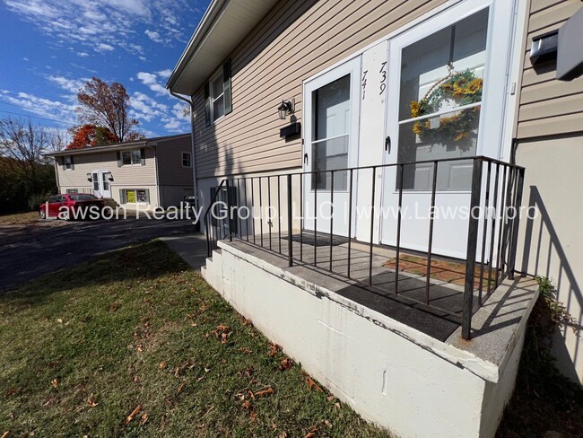 Foto del edificio - Suburban 739-741