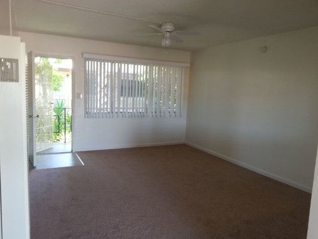 Building Photo - SPACIOUS 2BR/1BA Unit with private Patio.