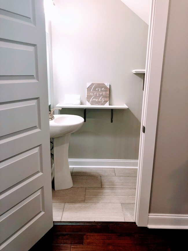 1/2 baño (en planta baja) - 1220 Pithon St