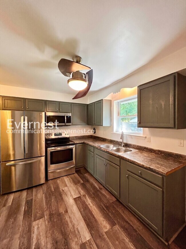 Building Photo - 3 Bed, 1.5 Bath Home with Off-Street Parking / Pet-Friendly / Available Now!