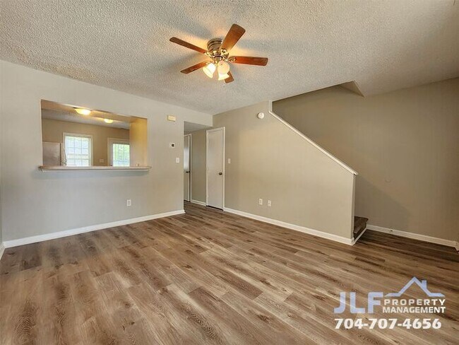 Foto del edificio - 2 Story All Brick 2/1.5 Townhouse in Concord