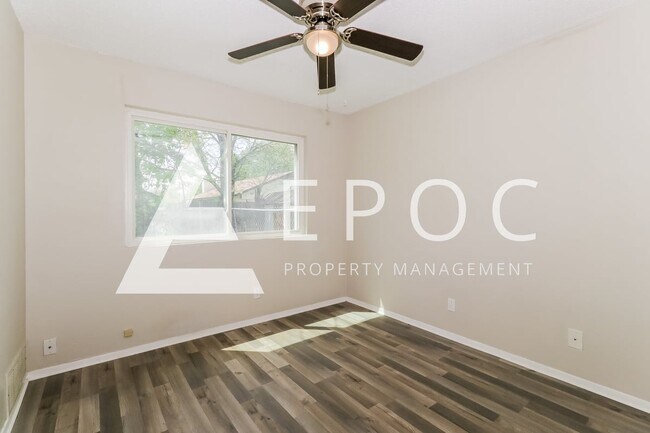 Foto del edificio - 2208 Creekwood Dr
