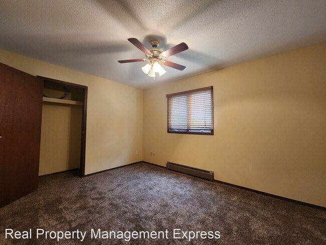 Building Photo - 2 br, 1 bath Apartment - Spacious 2 Bedroo...