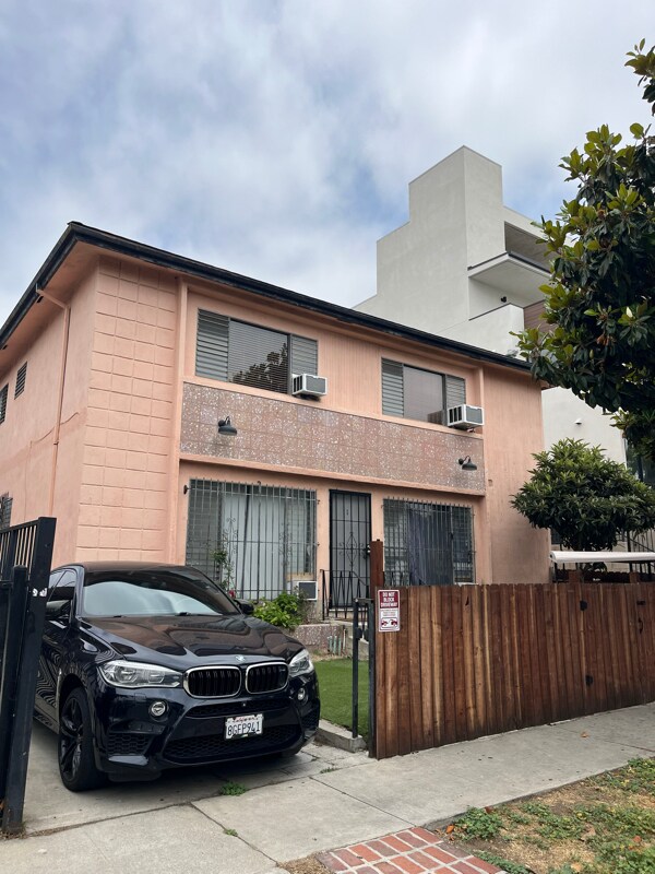 Foto del edificio - 5743 La Mirada Ave