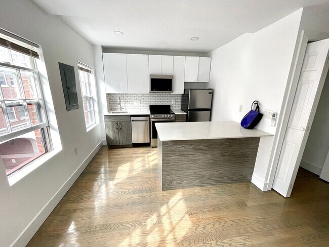 Building Photo - Bright & Spacious Studio – Beacon Hill -$2950/month - Pet Friendly -
