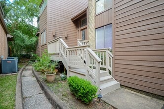 Building Photo - 130 Sugar Berry Cir