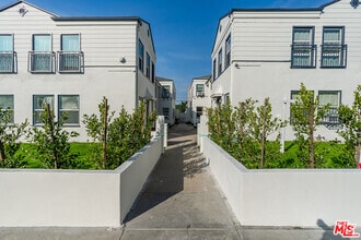 Building Photo - 837 N Alfred St