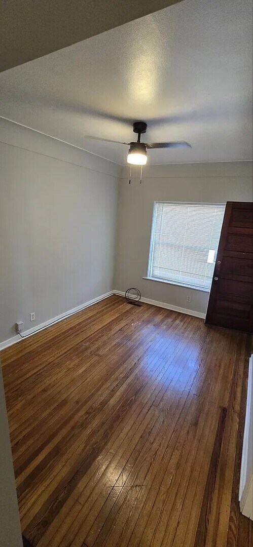 Foto del edificio - 2745 W Belmont Ave