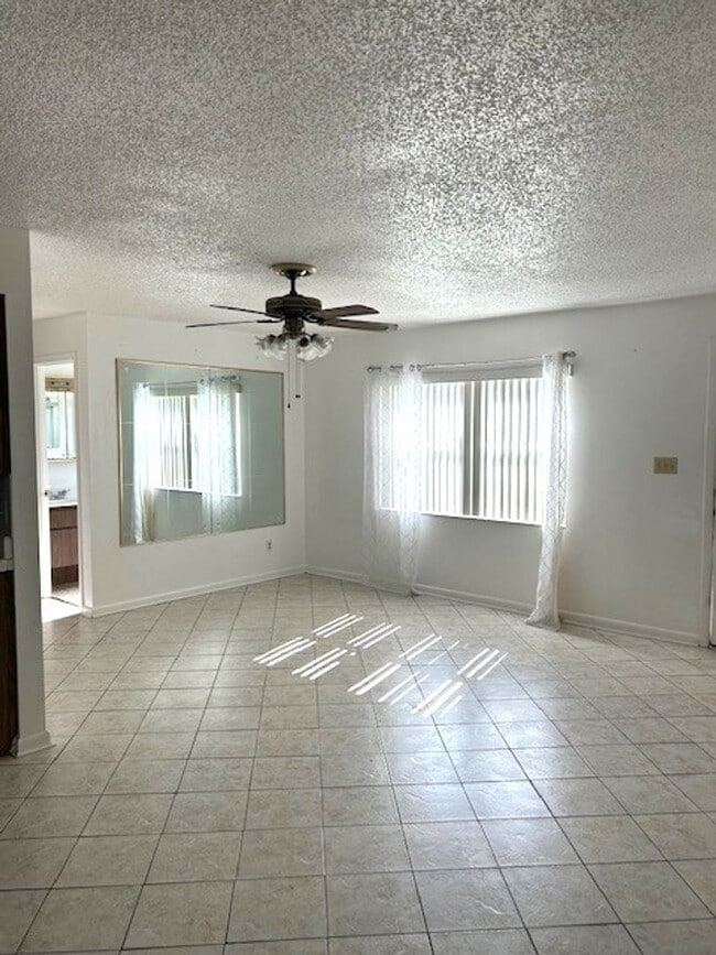 Building Photo - 3 bedroom, 2 bath home
