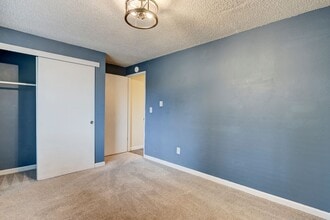 Building Photo - 692 NW Hiyu Dr