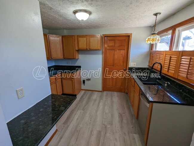 Building Photo - Sheffield Lake 4 bedroom cape cod with att...