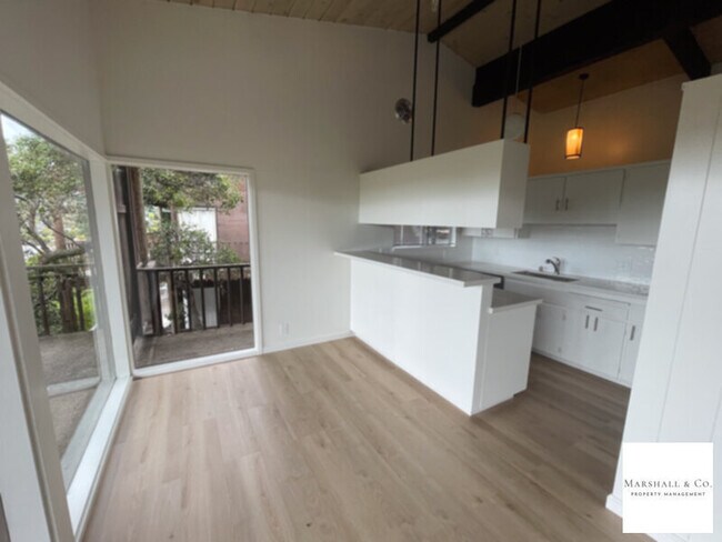 Foto del edificio - NEW LISTING! REMODELED, BAY VIEWS, DOWNTOW...