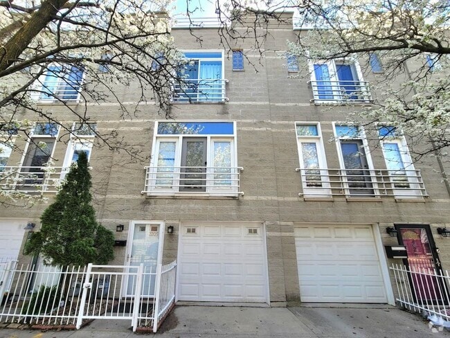 Building Photo - 2205 W Ohio St