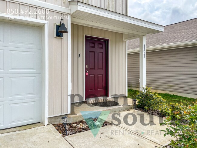 Building Photo - Large Home in NW Pensacola!