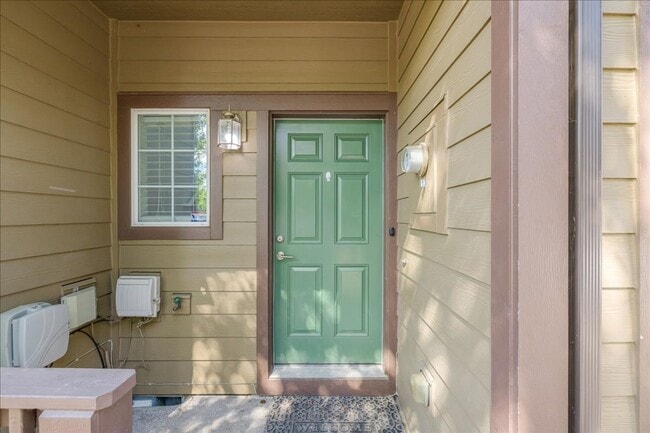 Foto del edificio - Crisp, Updated Townhome Near Nike & Shopping