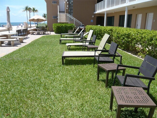 Foto del edificio - 3300 N Surf Rd