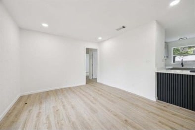 Foto del edificio - 11446 Lippitt Ave