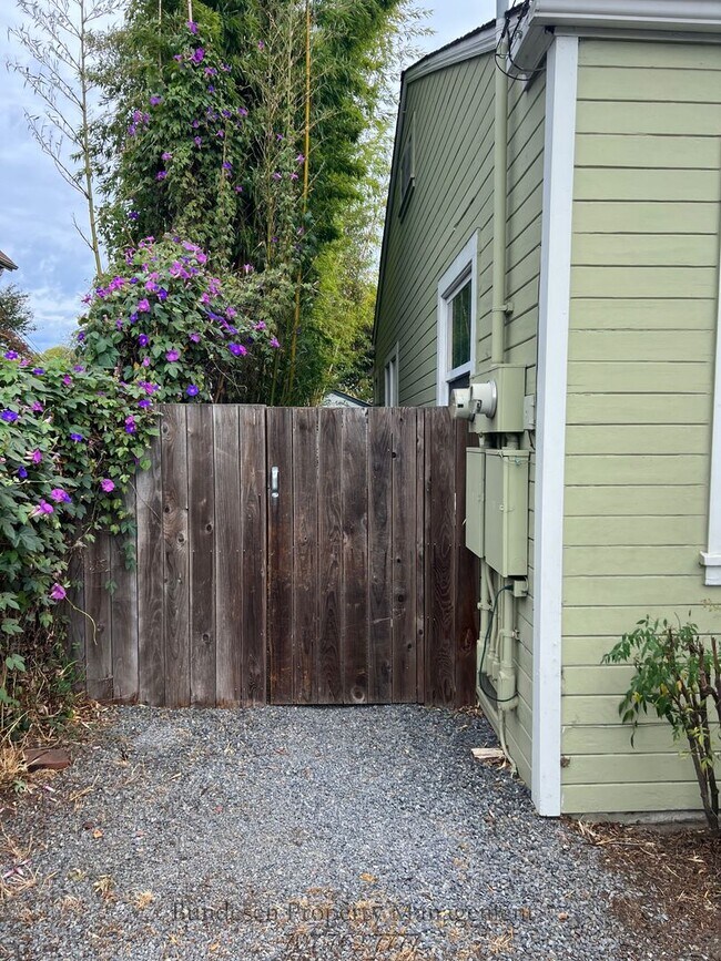 Foto del edificio - Charming 1 Bedroom Home with Hardwood Floors & Private Backyard