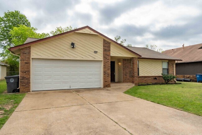 Building Photo - 3 Bed / 2 Bath in East Tulsa!