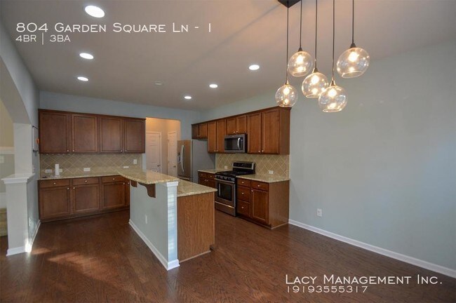 Building Photo - 804 Garden Square Ln