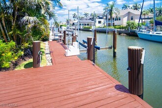 Building Photo - 374 14th Ave S