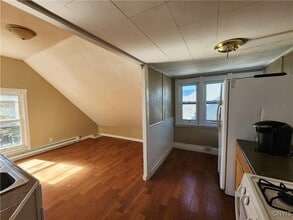 Building Photo - 927 State St