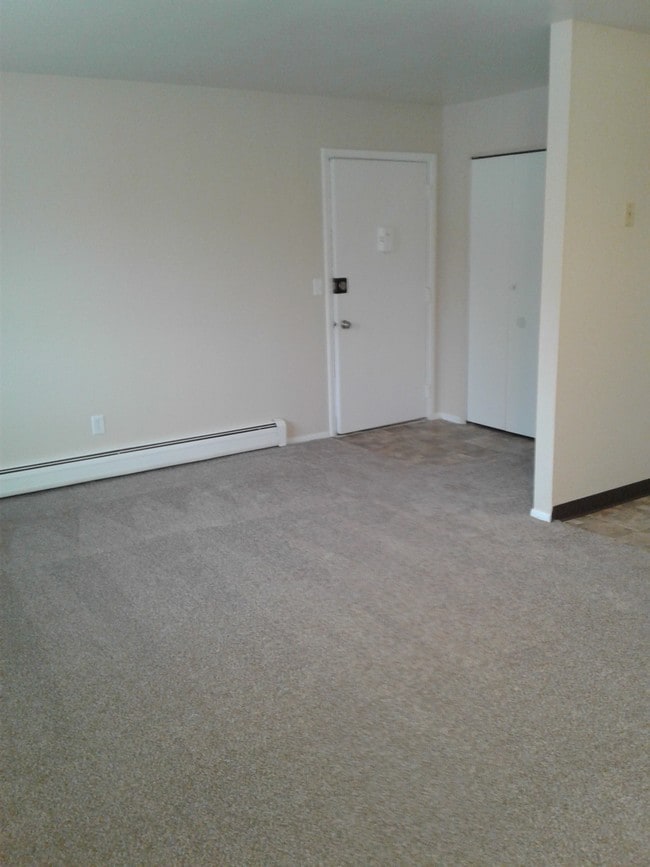 Entrada y sala de estar - Twin Gables Apartments