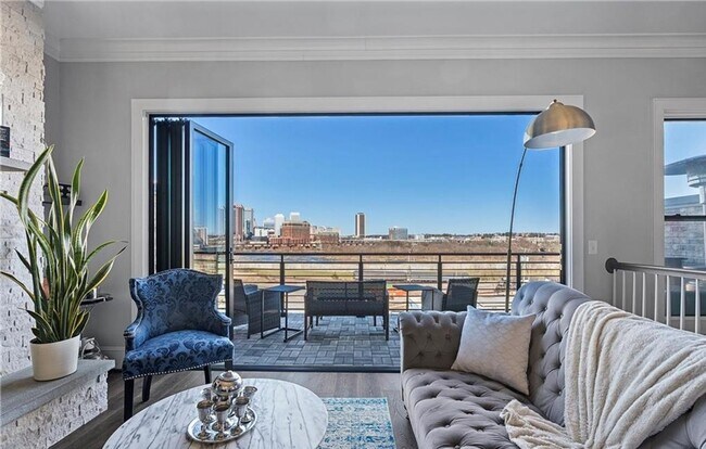 Foto del edificio - Modern Luxury Meets Vibrant Riverfront Living in Manchester - Rooftop Views + Elevator