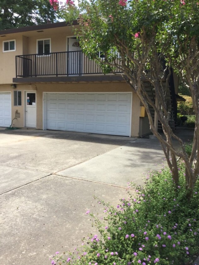 Primary Photo - 2 bedroom 1 bath upstairs 4-Plex unit