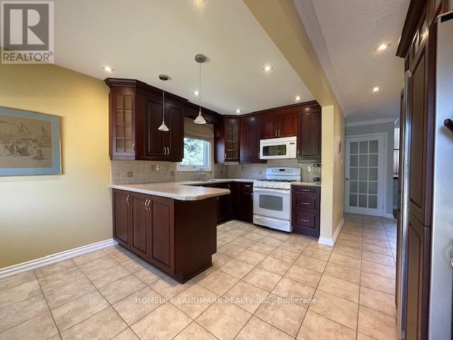 Building Photo - 6998 Hickling Crescent