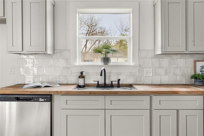 Building Photo - 710 S Pearl St