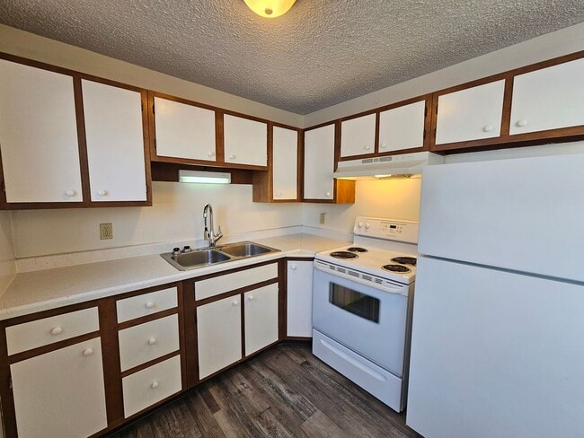 Building Photo - 904 Spartan Dr