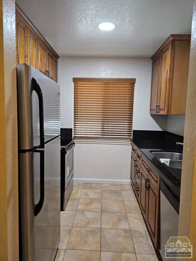 Building Photo - Sunny Laurel Street One Bedroom Apartment ...