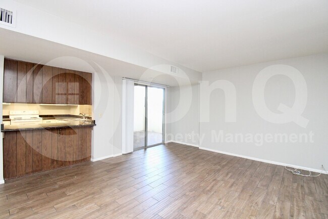 Foto del edificio - 3127 S Fairfield Dr