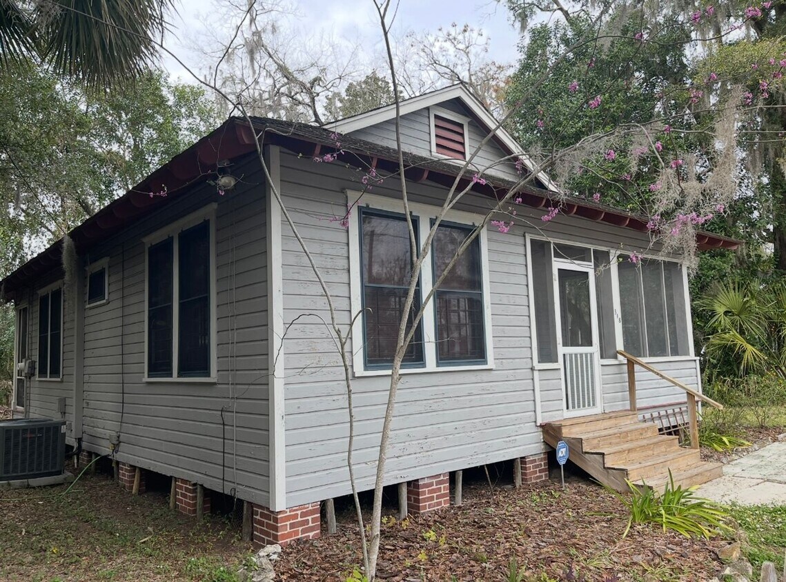 Foto principal - Charming 2 bedroom with fireplace
