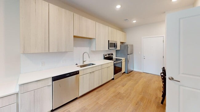 Building Photo - 404 E Clark