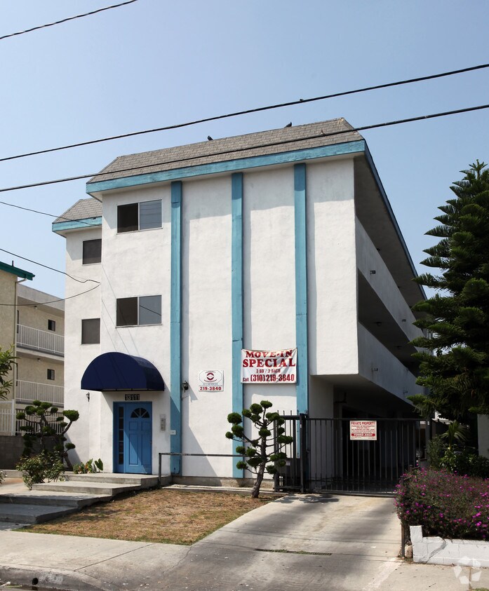 Building Photo - 13111 Doty Ave