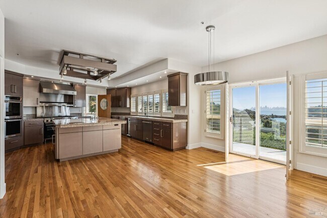 Foto del edificio - 95 Spring Ln